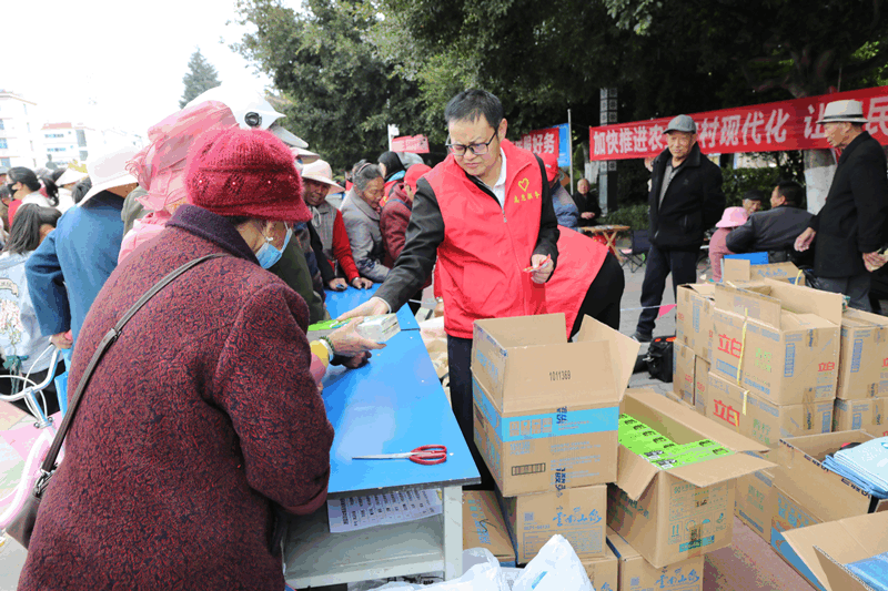 发放游园活动奖品 发放游园活动奖品